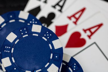Kumarhane fişleri ve kartlar masada. Poker kumar konsepti