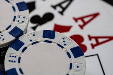 Kumarhane fişleri ve kartlar masada. Poker kumar konsepti