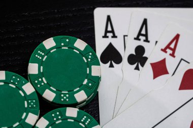 Kumarhane fişleri ve kartlar masada. Poker kumar konsepti