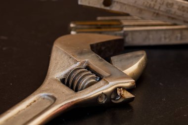 Tamir ve inşaat için aletler. Ahşap masadaki müteahhitler için araçlar