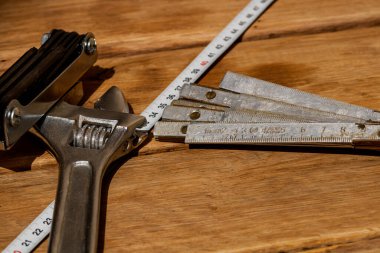 Tamir ve inşaat için aletler. Ahşap masadaki müteahhitler için araçlar