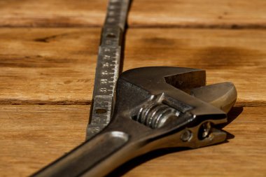 Tamir ve inşaat için aletler. Ahşap masadaki müteahhitler için araçlar