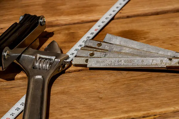 Tamir ve inşaat için aletler. Ahşap masadaki müteahhitler için araçlar