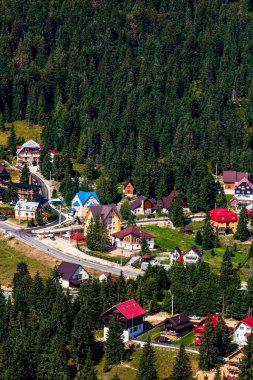 Romanya 'nın Bihor kentindeki bir dağ beldesinin yukarıdan görüntüsü, 2021