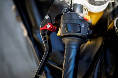 Kaldırıma park etmiş motosiklet. işlek şehir sokağı