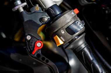 Kaldırıma park etmiş motosiklet. işlek şehir sokağı