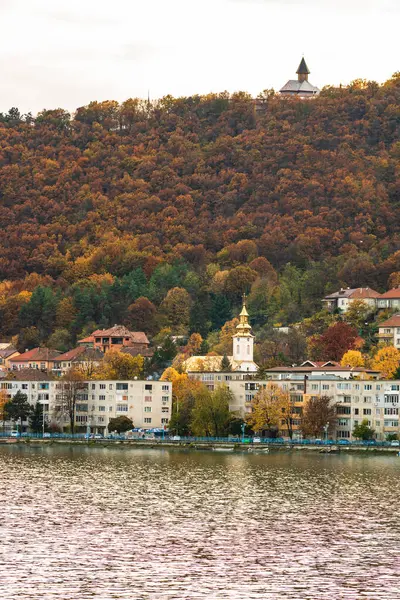 Tuna nehri ve Orsova şehir bitki örtüsü ve binaları, deniz manzarası. Orsova, Romanya, 2021
