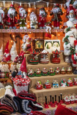 Bükreş Noel Pazarı 'nda insanlar eğleniyor ve yemek yiyor.