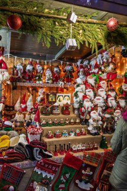 Bükreş Noel Pazarı 'nda insanlar eğleniyor ve yemek yiyor.