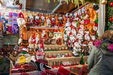 Bükreş Noel Pazarı 'nda insanlar eğleniyor ve yemek yiyor.