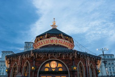 Bükreş Noel Pazarı 'nda insanlar eğleniyor ve yemek yiyor.