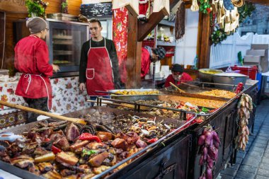 Bükreş Noel Pazarı 'nda insanlar eğleniyor ve yemek yiyor.