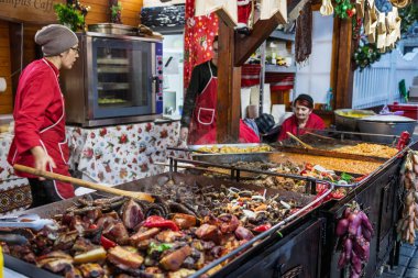 Bükreş Noel Pazarı 'nda insanlar eğleniyor ve yemek yiyor.
