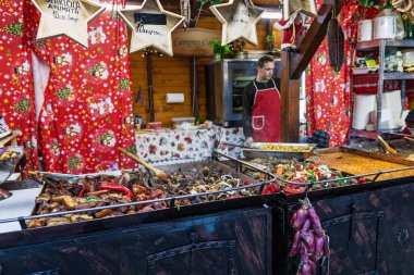 Bükreş Noel Pazarı 'nda insanlar eğleniyor ve yemek yiyor.