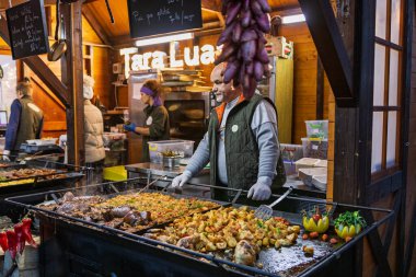 Bükreş Noel Pazarı 'nda insanlar eğleniyor ve yemek yiyor.