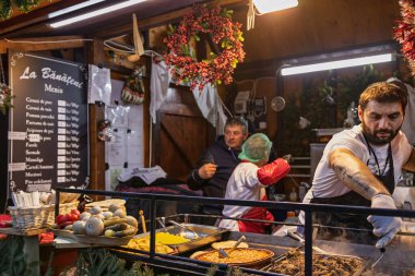 Bükreş Noel Pazarı 'nda insanlar eğleniyor ve yemek yiyor.