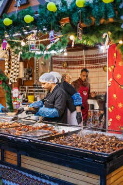 Bükreş Noel Pazarı 'nda insanlar eğleniyor ve yemek yiyor.