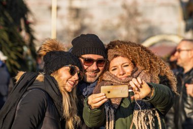 Bükreş Noel Pazarı 'nda insanlar eğleniyor ve yemek yiyor.