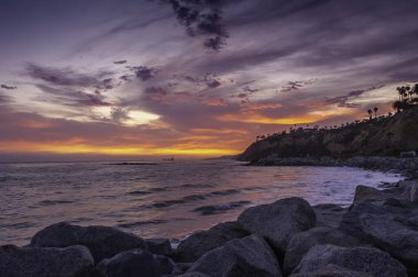 Palos Verdes Yarımadası 'ndaki White Point / Royal Palms Plajı' nda gün batımı, San Pedro, CA