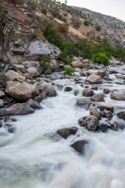 Kernville, California 'daki Kern Nehri' ndeki kayaların üzerinden akan akıntılara uzun süre maruz kalmış.