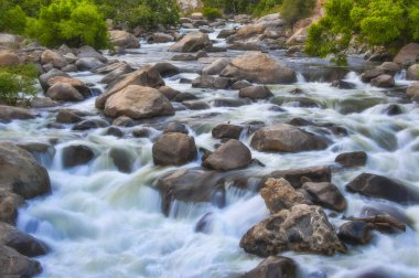 Kernville, Kaliforniya 'da Kern Nehri' nin uzun süreli akıntıları