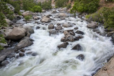 Kernville, California 'daki Kern Nehri' nde uzun süreli akıntı