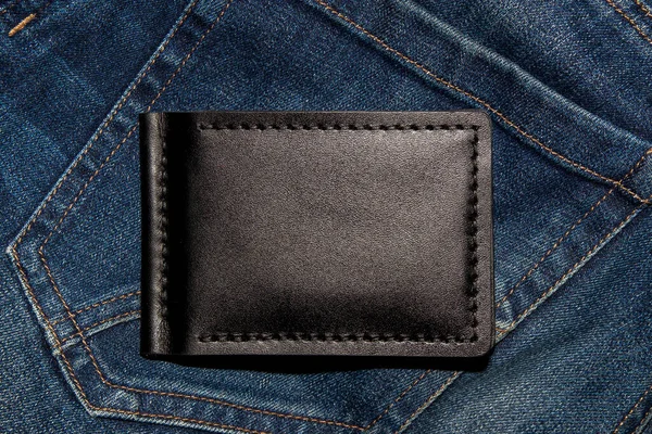 Portafogli Pelle Nera Lavorato Mano Blue Jeans Sfondo Maschile Vista — Foto Stock