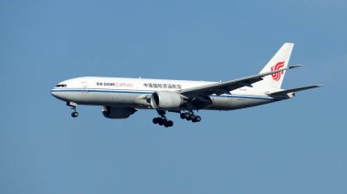 Chicago, IL, ABD - 9 Kasım 2022: Air China Kargo Boeing 777 Chicago O 'Hare Uluslararası Havaalanına inişe hazırlanıyor    