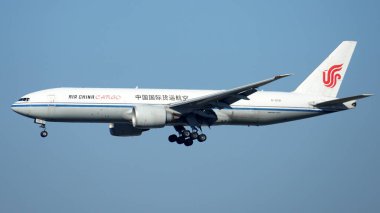 Chicago, IL, ABD - 9 Kasım 2022: Air China Kargo Boeing 777 Chicago O 'Hare Uluslararası Havaalanına inişe hazırlanıyor    