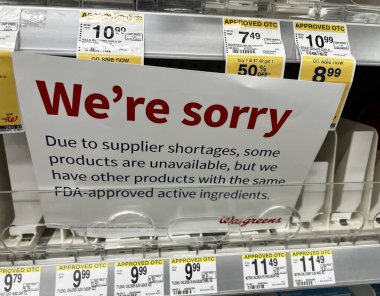 Tylenol ve Motrin gibi reçetesiz ağrı kesiciler RSV, COVID ve grip vakalarında artış yaşandığı için az miktarda. Bir Walgreens mağazasında müşterilere açıklayan raf tabelası vardır..