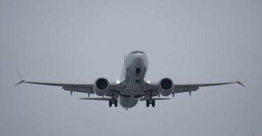 Havaalanına yaklaşan bir Boeing 737 'ye bakıyorum..