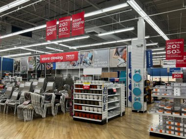 Deerfield, Illinois 'deki Bed Bath & Beyond mağazasındaki imza, tüm mağazanın satışta olduğunu duyurdu. Perakendeci, Nisan 2023 'te iflas başvurusunda bulunduktan sonra tüm mağazaları kapatıyor..