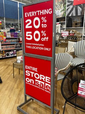 Deerfield, Illinois 'deki Bed Bath & Beyond mağazasındaki imza, tüm mağazanın satışta olduğunu duyurdu. Perakendeci, Nisan 2023 'te iflas başvurusunda bulunduktan sonra tüm mağazaları kapatıyor..