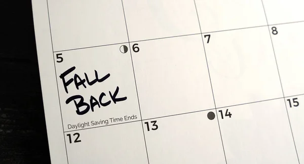 在2023年11月5日日光节约时间结束时 日历提醒大家退后或把时钟调回一小时 — 图库照片#