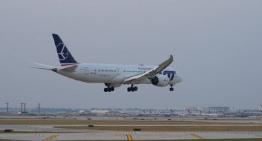 LOT Polonya Havayolları uçağı Chicago O 'Hare Uluslararası Havaalanına inişe hazırlanıyor.