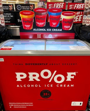 Chicago, IL, ABD - 8 Temmuz 2023: Bir süpermarkette Alkollü Dondurma Kanıtı ile Dondurucu