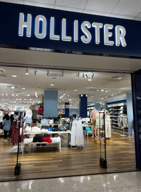 Chicago, IL, ABD - 21 Haziran 2023: Hollister mağazasının girişi bir alışveriş merkezi içinde