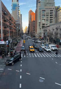 Manhattan 'ın doğu tarafındaki işlek caddelerin hava görüntüsü..