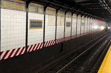 New York, New York, ABD - 29 Mart 2023: Fulton Street metro istasyonunun içindeki raylara bakan tren geliyor.
