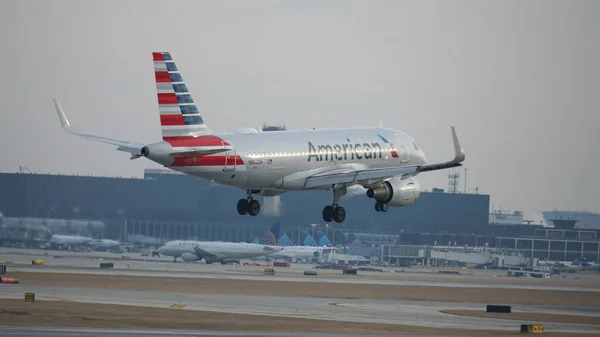 Avião American Airlines Aterrissando Aeroporto Internacional Chicago Hare — Fotografia de Stock