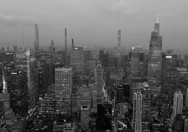 Yağmurlu bir akşamda Empire State Binası 'ndan Manhattan' ın gökyüzü manzarası..