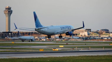 Chicago, IL, ABD - 18 Temmuz 2023: United Airlines Boeing 737 Chicago O 'Hare Uluslararası Havaalanına iniş yaptı                              