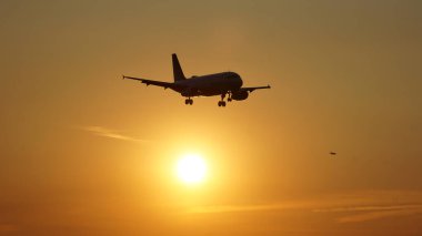 Chicago, IL, ABD - 18 Temmuz 2023: United Airlines uçağı Chicago O 'Hare Uluslararası Havaalanına gün batımı inişine hazırlanıyor.                           