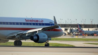 Chicago, IL, ABD - 18 Temmuz 2023: Chicago O 'Hare Uluslararası Havalimanı' na indikten sonra pistte eski taksileri bulunan American Eagle bölgesel jeti.                              