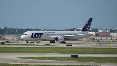Şikago, IL, ABD - 18 Temmuz 2023: LOT Polonya Havayolları Boeing 787 Dreamliner taksileri Chicago O 'Hare Uluslararası Havaalanı' na indikten sonra pistte.                              