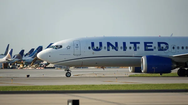 芝加哥 美国伊利诺斯州 2023年7月18日 美国联合航空公司波音737最大8架出租车在芝加哥奥黑尔国际机场降落后在跑道上 — 图库照片