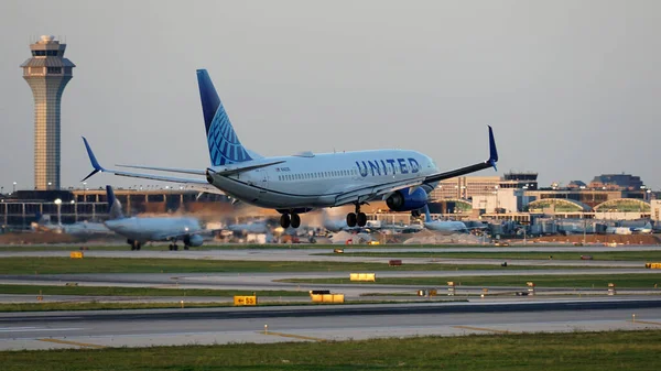 芝加哥 美国伊利诺斯州 2023年7月18日 联合航空波音737在芝加哥奥黑尔国际机场着陆 免版税图库照片
