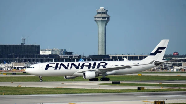 美国伊利诺斯州芝加哥 2023年7月18日 芬兰航空公司的飞机在芝加哥奥黑尔国际机场降落后在跑道上滑行 免版税图库图片