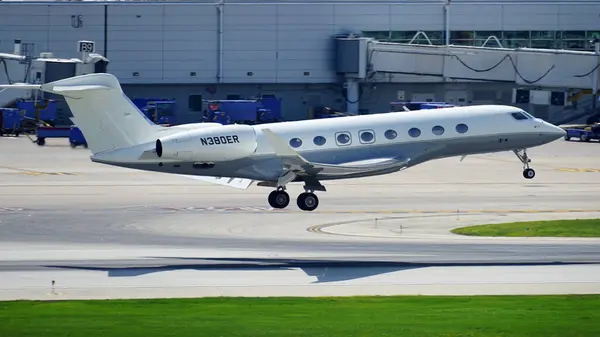 Gulfstream G650 özel jeti Chicago Midway Uluslararası Havaalanına indi.