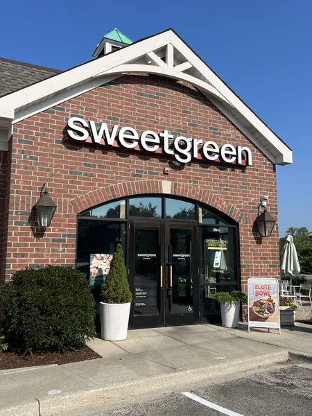 Northbrook, IL, ABD - 24 Ağustos 2023: Sweetgreen 'in dışı, salata servisi yapan bir Amerikan hızlı restoran zinciri.